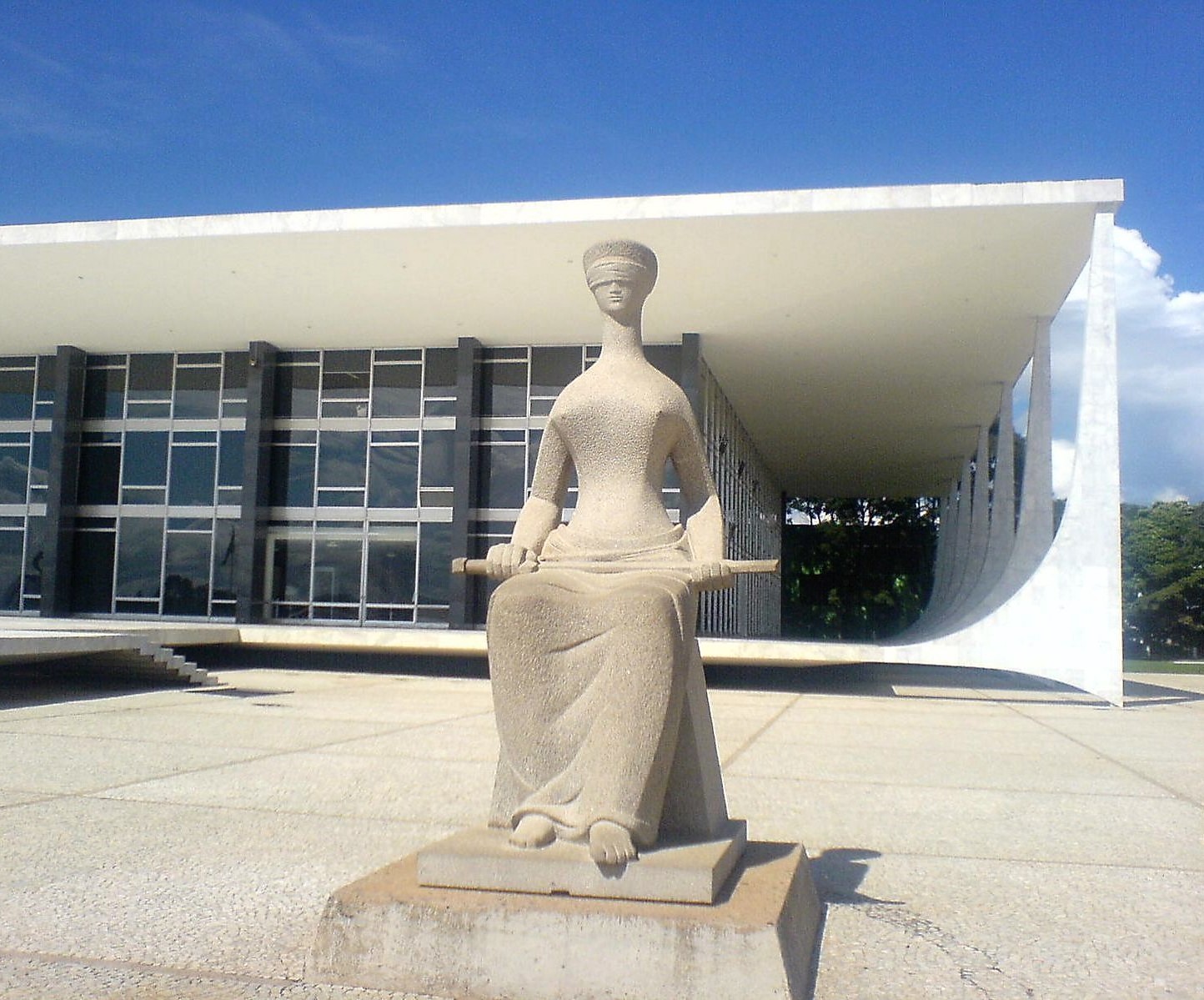 Decisionist threats to the Brazilian Supreme Court take shape with false airs of legal legitimacy